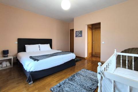 Moradia c/ Espaço Comercial e Alojamento Local em Rio Mau Vila do Conde
