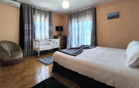 Moradia c/ Espaço Comercial e Alojamento Local em Rio Mau Vila do Conde
