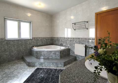 Moradia c/ Espaço Comercial e Alojamento Local em Rio Mau Vila do Conde
