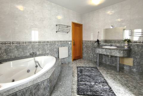 Moradia c/ Espaço Comercial e Alojamento Local em Rio Mau Vila do Conde
