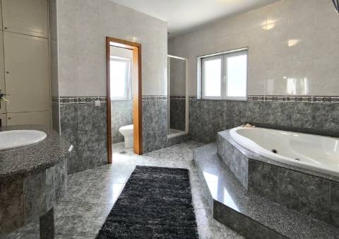 Moradia c/ Espaço Comercial e Alojamento Local em Rio Mau Vila do Conde
