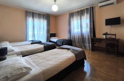 Moradia c/ Espaço Comercial e Alojamento Local em Rio Mau Vila do Conde
