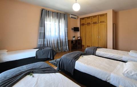 Moradia c/ Espaço Comercial e Alojamento Local em Rio Mau Vila do Conde
