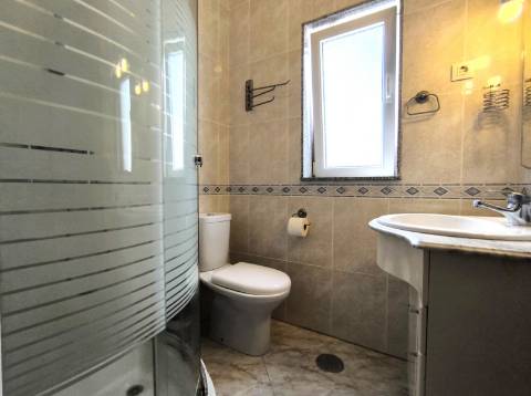 Moradia c/ Espaço Comercial e Alojamento Local em Rio Mau Vila do Conde
