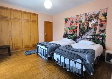 Moradia c/ Espaço Comercial e Alojamento Local em Rio Mau Vila do Conde
