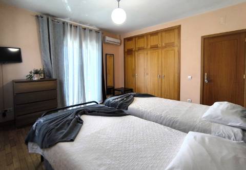 Moradia c/ Espaço Comercial e Alojamento Local em Rio Mau Vila do Conde
