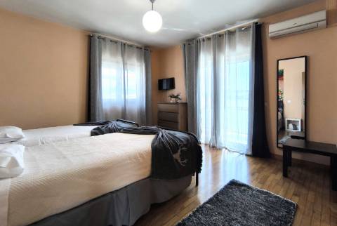 Moradia c/ Espaço Comercial e Alojamento Local em Rio Mau Vila do Conde
