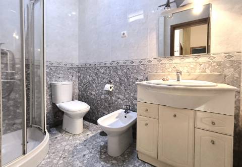 Moradia c/ Espaço Comercial e Alojamento Local em Rio Mau Vila do Conde
