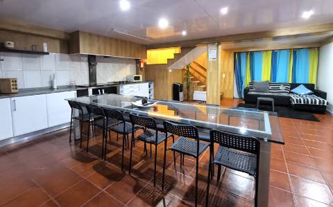 Moradia c/ Espaço Comercial e Alojamento Local em Rio Mau Vila do Conde
