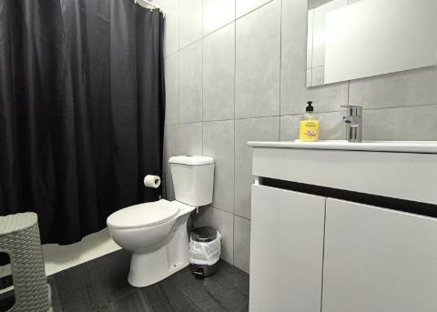 Moradia c/ Espaço Comercial e Alojamento Local em Rio Mau Vila do Conde
