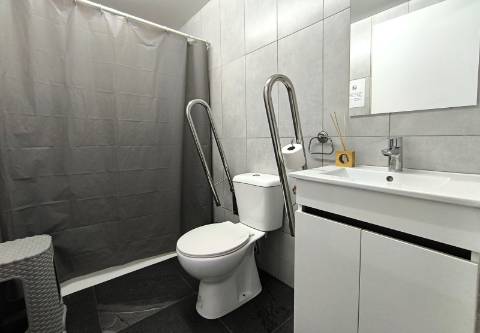 Moradia c/ Espaço Comercial e Alojamento Local em Rio Mau Vila do Conde
