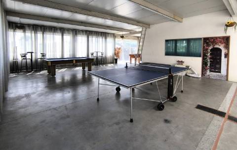 Moradia c/ Espaço Comercial e Alojamento Local em Rio Mau Vila do Conde
