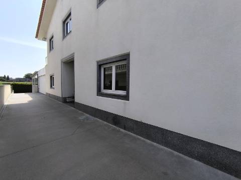 Moradia c/ Espaço Comercial e Alojamento Local em Rio Mau Vila do Conde
