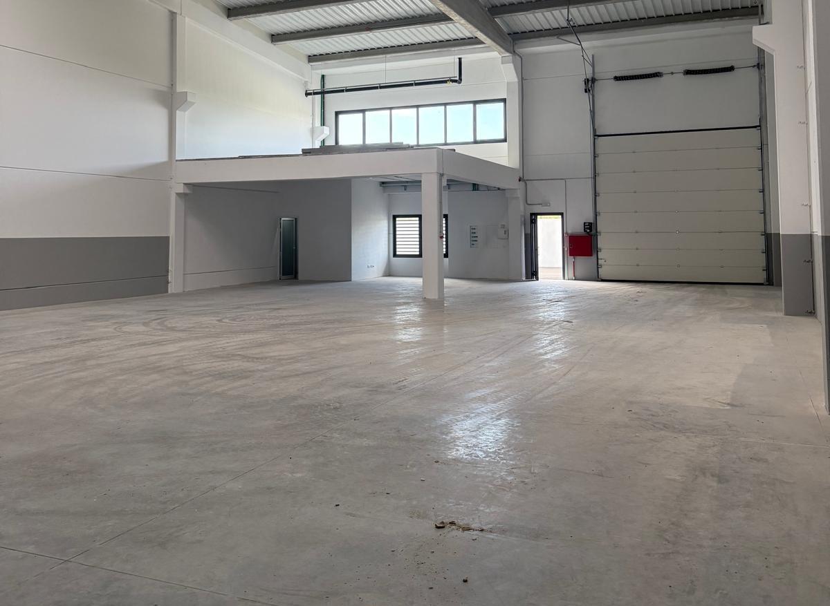 Armazém Novo com 440 m2 para Arrendamento