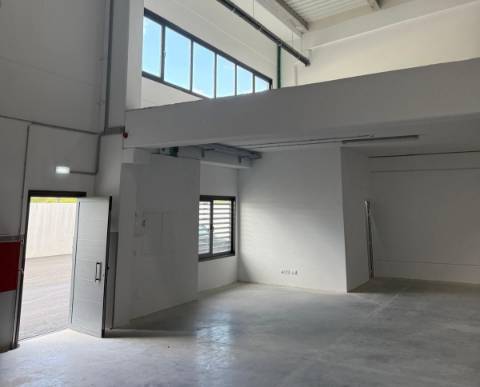 Armazém Novo com 440 m2 para Arrendamento