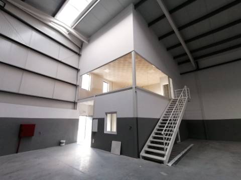 Armazém Novo com 505 m2 em Amorim na Póvoa de Varzim