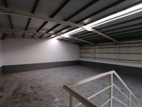 Armazém Novo com 505 m2 em Amorim na Póvoa de Varzim