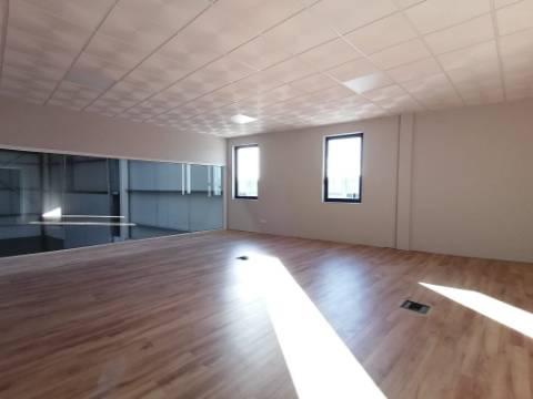 Armazém Novo com 505 m2 em Amorim na Póvoa de Varzim