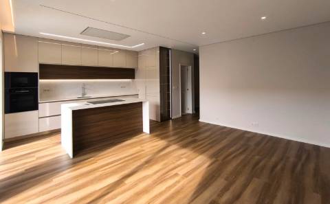 T2+1 Totalmente Remodelado c/ Jardim no Centro da Póvoa de Varzim