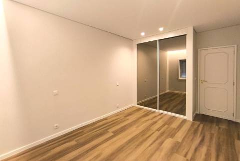 T2+1 Totalmente Remodelado c/ Jardim no Centro da Póvoa de Varzim