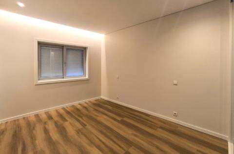 T2+1 Totalmente Remodelado c/ Jardim no Centro da Póvoa de Varzim