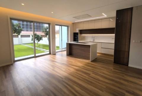 T2+1 Totalmente Remodelado c/ Jardim no Centro da Póvoa de Varzim