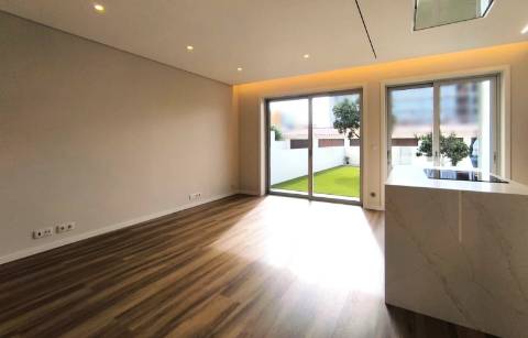 T2+1 Totalmente Remodelado c/ Jardim no Centro da Póvoa de Varzim