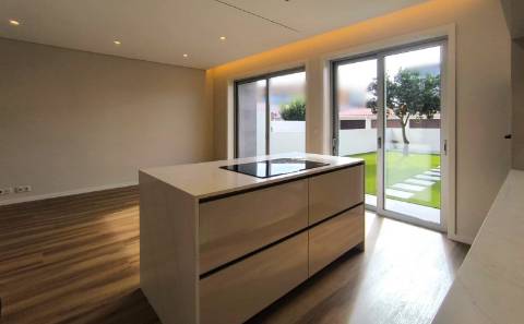 T2+1 Totalmente Remodelado c/ Jardim no Centro da Póvoa de Varzim