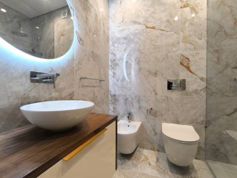 T2+1 Totalmente Remodelado c/ Jardim no Centro da Póvoa de Varzim