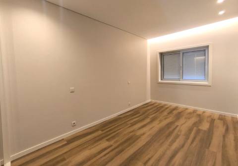 T2+1 Totalmente Remodelado c/ Jardim no Centro da Póvoa de Varzim