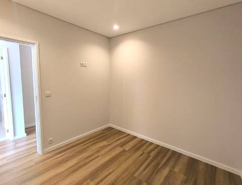 T2+1 Totalmente Remodelado c/ Jardim no Centro da Póvoa de Varzim