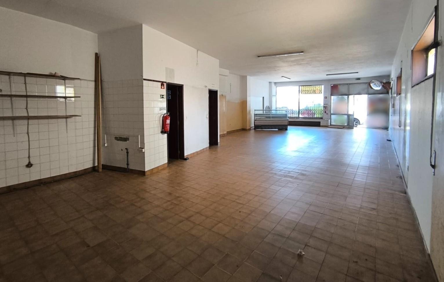 Loja com 90 m2 + 45 m2 de terraço em Vila do Conde