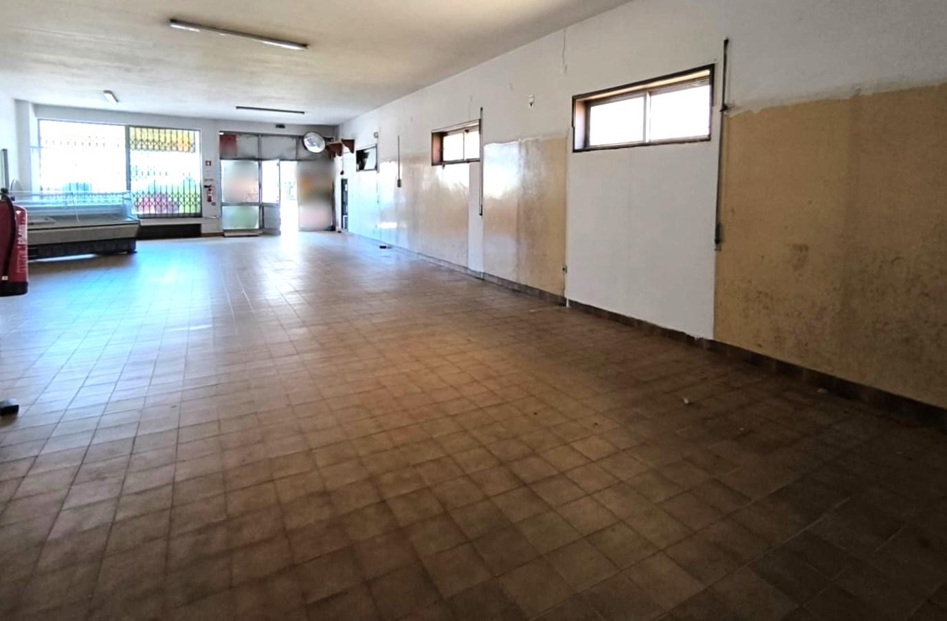 Loja com 90 m2 + 45 m2 de terraço em Vila do Conde