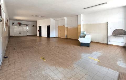 Loja com 90 m2 + 45 m2 de terraço em Vila do Conde