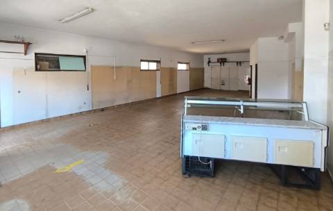 Loja com 90 m2 + 45 m2 de terraço em Vila do Conde