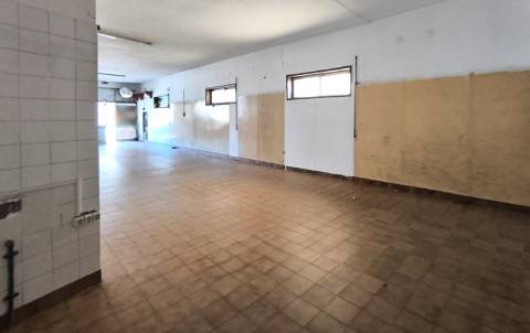 Loja com 90 m2 + 45 m2 de terraço em Vila do Conde