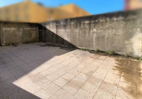 Loja com 90 m2 + 45 m2 de terraço em Vila do Conde