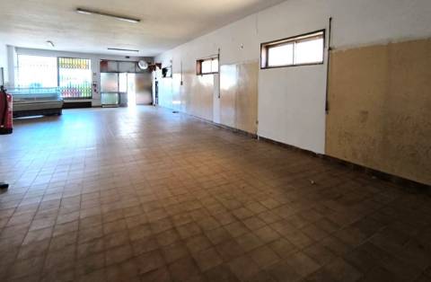 Loja com 90 m2 + 45 m2 de terraço em Vila do Conde