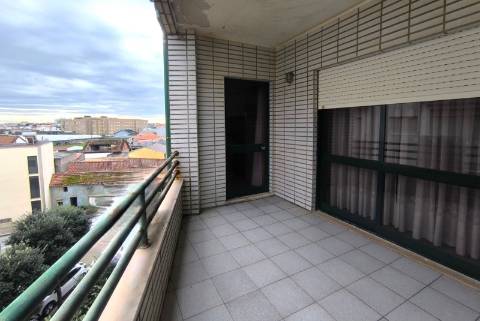 Apartamento T2 em prédio na 1ª Linha de Mar