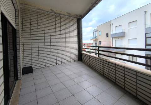 Apartamento T2 em prédio na 1ª Linha de Mar