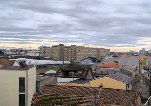 Apartamento T2 em prédio na 1ª Linha de Mar