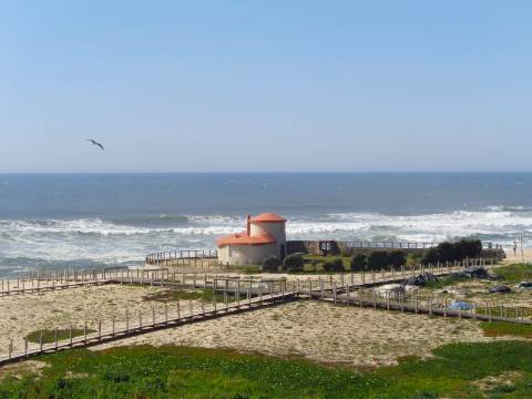 Apartamento T2 em prédio na 1ª Linha de Mar