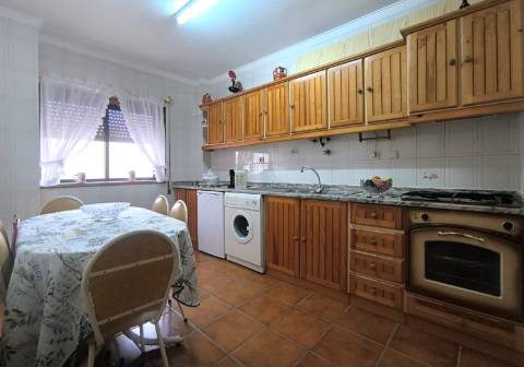 Apartamento T2 em prédio na 1ª Linha de Mar