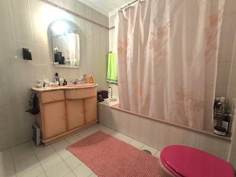 Apartamento T2 em prédio na 1ª Linha de Mar