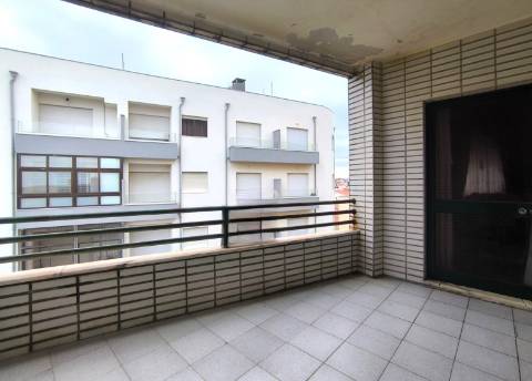 Apartamento T2 em prédio na 1ª Linha de Mar