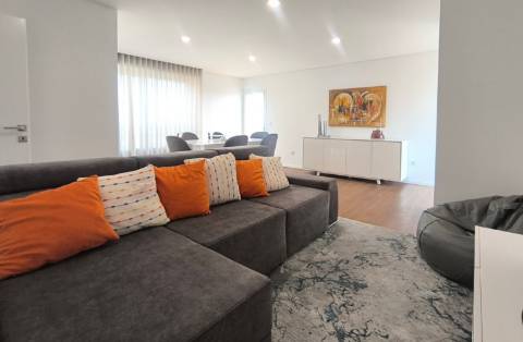 Apartamento T2 com Terraço e Vistas de Mar nas Caxinas