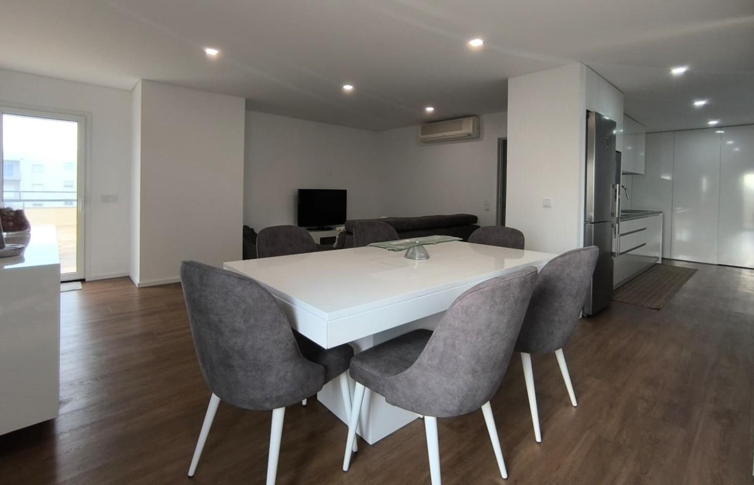 Apartamento T2 com Terraço e Vistas de Mar nas Caxinas