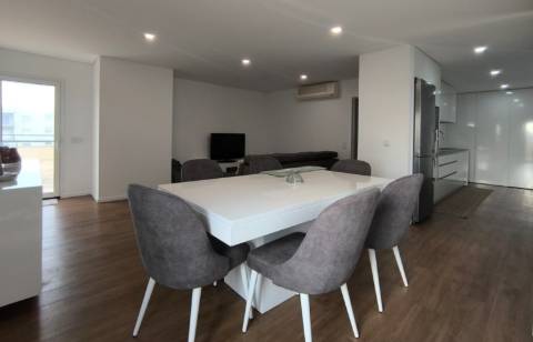 Apartamento T2 com Terraço e Vistas de Mar nas Caxinas