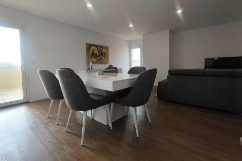 Apartamento T2 com Terraço e Vistas de Mar nas Caxinas