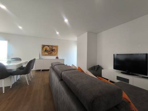 Apartamento T2 com Terraço e Vistas de Mar nas Caxinas